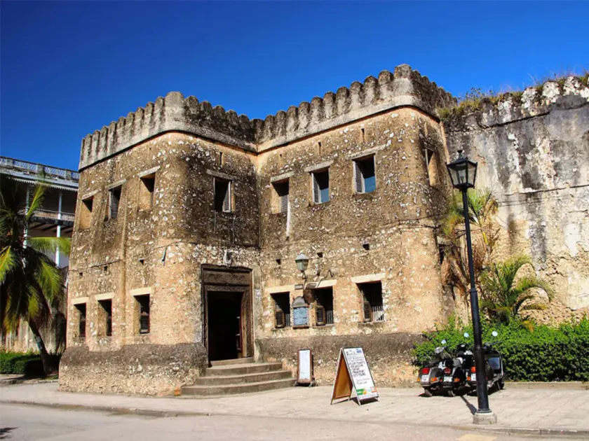 El Fuerte Viejo de Stone Town, con sus almenas de coral y una farola delante